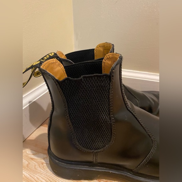 Dr. Martens 2976 Smooth Leather Chelsea Boots - Picture 4 of 11